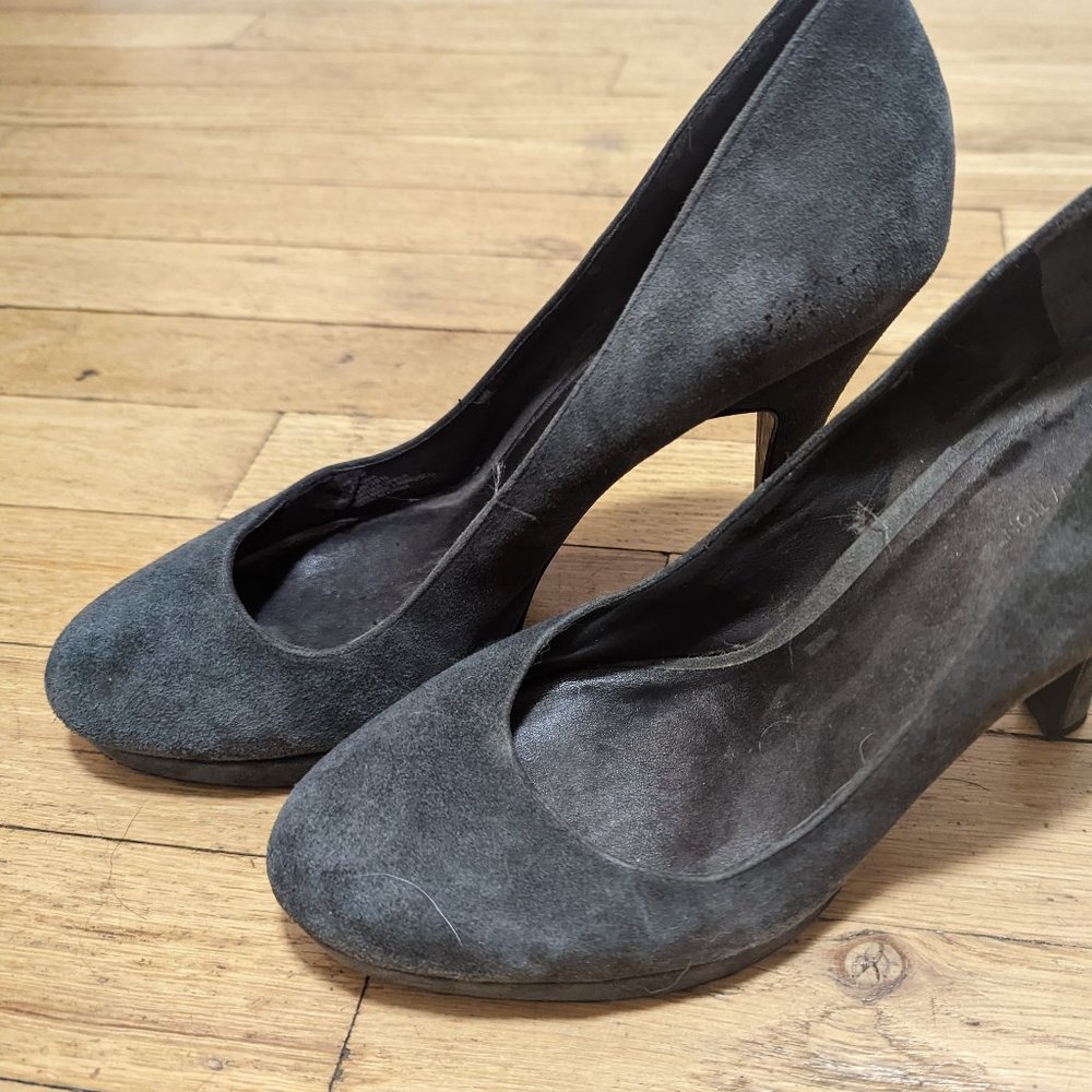 Dark grey suede pump